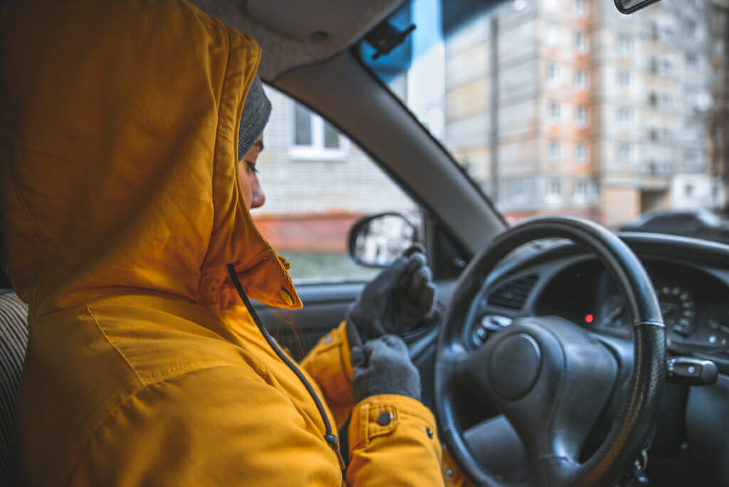 Подгон шь автомобиль. Желтый цвет автомобиля холодной зимой.